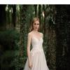 Vestido de novia ligero, blanco, sencillo, estilo Mori, para uso diario, con corte en el césped, cola larga y aspecto entallado.