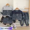 Conjunto de outono para meninos, novo e estiloso 2026 para bebês e crianças pequenas, conjunto de duas peças com moletom jeans patchwork primavera/outono