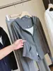 Elegante camiseta de punto con capucha para mujer, estilo dos piezas falsas con doble cremallera, manga larga, nueva tendencia de principios de otoño, top corto tipo chaqueta