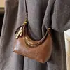 Bolso Retro de Gran Capacidad para Mujer 2025 Nuevo Popular Bolso Cruzado Simple para Viajero Bolso de Hombro Axila Forma de Media Luna Moderno