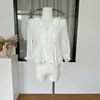 Um toque de elegância caseira~ Camisa lisa de Tencel com decote V e detalhe de babados com amarração no pescoço