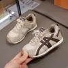 Tênis esportivo infantil forrado com fleece, tênis estilo Forrest Gump para meninos, nova coleção primavera/outono 2026, tênis de corrida para meninas, sapatos quentes de algodão, para crianças mais velhas
