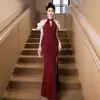 Vestido Rojo con un Toque de Lujo de Alta Gama, Cuello Halter, Estilo Francés, Impresionante Vestido de Noche, Vestido Sirena con Abertura