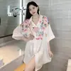 Camisola de Seda Gelada de Verão para Mulheres, Manga Curta, Gola Lapela, Estampa de Desenho Animado, Tamanho Grande Soltinho, Aspecto de Seda, Pode Ser Usada ao Ar Livre, Comprimento Médio, Casa