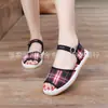Sapatos Casuais de Borracha Composta em Estoque para Venda por Atacado, Sapatos de Tecido, Suprimentos para Vendedores de Rua, Sandálias Femininas, Solado Antiderrapante, Respiráveis e Confortáveis