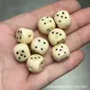 Dados Estilo Tíbet con Puntos de Mantra Incrustados a Mano, Materiales Rojos y Amarillos, Dados de Tres Caras, Accesorio Estilo Tíbet para el Amuleto de la Suerte