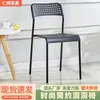 Fabricante de sillas de comedor casuales minimalistas modernas suministra silla con respaldo silla de plástico con agujero silla para estudiantes de dormitorio silla de mesa de comedor