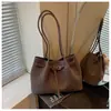 Bolsa saco simples e estilosa para mulheres, moda outono 2025 tendência, padrão trançado, versátil, casual, de ombro e transversal