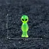 Nuevo producto transfronterizo: Figuritas de alienígenas que brillan en la oscuridad, decoraciones de paisajismo de jardín DIY, adornos colgantes y figuritas en miniatura para escritorio