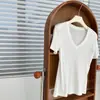 Un imprescindible para todosCamiseta básica y sencilla de manga corta con cuello en V, de tacto fresco, hecha de Lyocell, corte ajustado y que favorece la figura