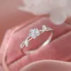 Anillo de flor bañado en plata 925, anillo abierto liso de nicho de lujo ligero para mujer, anillo popular de gama alta para el dedo índice