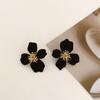 Pendientes de terciopelo rojo tridimensionales con flores de otoño e invierno, pendientes de lujo ligeros de alta gama, elegantes pendientes de rosa de Año Nuevo para mujer
