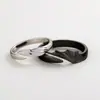La tendencia de anillos para amantes de demonios y ángeles se refiere a hombres y mujeres un par de anillos abiertos de moda simples con anillos de alas en blanco y negro