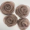 En stock tejido de gasa de nieve con capullo de rosa tridimensional flor artificial DIY accesorios para el cabello broche expandido flor de gasa para ropa