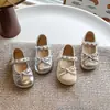 Sapatos rasos de estilo francês retrô para crianças, novo modelo de verão 2026, sapatos Mary Jane de couro da moda para meninas combinarem com saias
