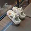 Sapatos para meninas 2026 primavera e outono novo estilo tênis de treino alemães infantis tênis com bordado de cereja macios para meninas pequenas