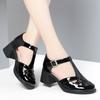Sandálias femininas de bico fechado, roupas para o verão ao ar livre, nova moda 2023, salto grosso, sapatos de mãe, fivela vazada tecida, sapatos femininos