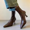 Botas de salto alto marrons 2026, novas, da moda, de perna fina, bico fino, com painéis elásticos, saltos finos e zíper traseiro, botas de moda
