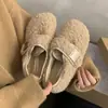 Novidade Outono/Inverno 2026 Estilo Coreano Sandálias Birkenstock de Pelúcia para Mulheres com Adição de Lã Bico Redondo Velcro Plano Sola Macia Sapatos Quentes para Exterior