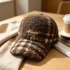 Nueva gorra de béisbol de felpa a cuadros retro para otoño e invierno para mujer, estilo coreano con letras bordadas, moderna y versátil, gorra de béisbol cálida