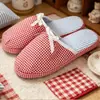 Pantuflas de Algodón a Cuadros Rojos y Blancos Estilo Japonés para Mujer, Suela Suave, Antideslizantes, Adecuadas para Todas las Estaciones
