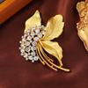 Broches Criativos da Nova Série Dourado Fosco, Alfinetes de Morango Modernos e Simples, Acessórios de Folha Antirreflexo, Prontos para Venda