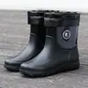 Botas de lluvia elegantes de media pantorrilla para hombre, zapatos de goma de trabajo de invierno, antideslizantes e impermeables, adecuados para uso en la cocina, pesca y como botas de lluvia cortas o zapatos de agua para hombre
