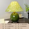 Luminária de mesa de cerâmica estilo americano e europeu, luminária de cabeceira de quarto, ornamento decorativo criativo retrô verde para casa, luminária de mesa de quarto