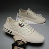 Nuevos zapatos de verano para hombre, zapatillas blancas transpirables, zapatos deportivos planos versátiles de moda estilo coreano, zapatillas casuales para hombre