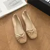 Sapatilhas de bico quadrado, com tira torcida e fivela rasa para mulheres, coleção outono 2026, sapatos slip-on de sola macia, sapatilhas Mary Jane gentis e versáteis