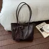 Bolsa tote de luxo leve para mulheres, nova de 2026 para o verão, padrão trançado de nicho, bolsa de ombro única, bolsa de mão de grande capacidade