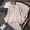 Suéter rosa de punto trenzado con cuello en V, nueva colección de otoño para mujer, con un estilo relajado y cómodo, tela suave y acogedora, y un aspecto suave y elegante