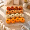 Decoraciones de calabaza de terciopelo artificial transfronterizas, adornos decorativos festivos de calabaza colorida envuelta en tela para Halloween, en stock al por mayor