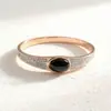 Nova Pulseira de Aço Titânio com Preço Especial para Mulheres em Formato de C Fashionável com Diamantes Resistente à Cor Alta Qualidade Joia para Melhor Amiga