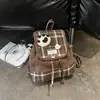 Mochila Patchwork de Camurça Retrô Feminina 2026 Nova Pequena de Nicho com Aba e Cordão de Fechamento para Segurar na Mão Mochila Escolar Mochila Fofa de Patinha de Gato