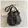 Bolso bandolera de hombro de estilo coreano de moda de este año 2025 invierno nuevo literario ins estampado de leopardo estilo occidental bolso de cubo