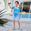 Traje de baño de una pieza para niños, modelo 2026, con estampado de dibujos animados, ideal para bebés y niños pequeños, de secado rápido, con protección solar y gorro de natación.