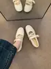 Primeiro Encontro Temporada Estilo Ballet Bico Redondo Baixo Costurado Elástico Couro Macio Vermelho Pequeno Sapatos Individuais Femininos 2026 Novo Estilo Fundo Plano Versátil