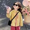 Jaqueta com Capuz Lisa para Meninas para Comércio Exterior, Jaqueta Tendência Novo Estilo Coreano para Outono de 2026, Corta-vento de Roupas Infantis Celebridade da Internet