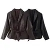 Venta al por mayor de ropa para mujer estilo europeo y americano transfronteriza, nueva chaqueta de cuero versátil con solapa y cinturón, moda europea y americana de otoño e invierno