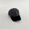 Boné de beisebol infantil xadrez com blocos de cor para meninas, boné de beisebol vintage grosso para outono e inverno, boné versátil para meninas que faz o rosto parecer menor