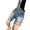 Shorts de mezclilla de cinco puntos rectos de pierna ancha talla grande para mujer, diseño versátil moderno estilo americano, verano 2026, nuevos rotos