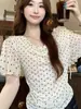 Blusa de bolinhas estilo francês com decote V e amarração na cintura para mulheres, emagrecedora de verão, elegante, estilo de férias, moderna, look que rejuvenesce para mulheres baixinhas