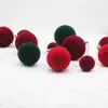 Venta al por mayor de bolas de terciopelo flocado a granel, bolas de Navidad, adornos colgantes para árbol de Navidad, arreglo de escena de decoración navideña
