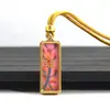 Venta al por mayor del fabricante Arena Mineral Pintada a Mano Acero de Titanio Thangka Zaki Lamu Amarillo Riqueza Mineral Pequeño Thangka Portátil Buda Amuleto Colgante Collar