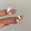 Pendientes de botón de perla con cinta plateada cepillada estilo francés para mujer, pendientes de nicho de lujo ligero de alta gama, accesorios para orejas únicos y de moda