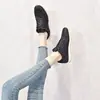 Estilo Novo de 2020, Seu Estilo é Bem Legal! Tecido de Renda com Cortes Profundos, Salto Baixo e Tiras Cruzadas