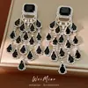 Pendientes Largos de Borla Cuadrada con Diamantes y Tachuelas Plateadas, Pendientes de Lujo Ligero de Gama Alta, Estilo Europeo y Americano Exquisitos y Exagerados Accesorios para Orejas de Nicho