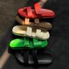 Qualidade High-End Dongguan Couro Genuíno Original Sapatos Femininos Estilo Normcore Sandálias Slip-On Solado Macio Casual Férias Sapatos de Praia