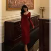 Vestido de punto color vino tinto estilo retro para mujer, nuevo para Otoño e Invierno 2023, con tirante fruncido en la cintura, entallado
